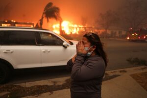 Seorang wanita dievakuasi dari Kebakaran Eaton di Altadena California 8 Januari 2025. REUTERSDavid Swanson