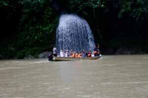 Pj Gubernur Aceh Safrizal dan istrinya Safriati mengarungi Krueng Teunom untuk menikmati air terjun Ceuraceu Eumbon, di Gampong Alue Jang, Kecamatan Pasie Raya, Kabupaten Aceh Jaya, pada Minggu (19/1/2025).