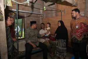 Pj. Gubernur Aceh, Dr. Safrizal, ZA, M.Si didampingi Plt Kadis Perkim Aceh, Dr. T.Aznal Zahri  memverifikasi langsung penerima rumah layak huni di desa Lampoeh Keude Kec. Kuta Baro Aceh Besar, 23/1/2025