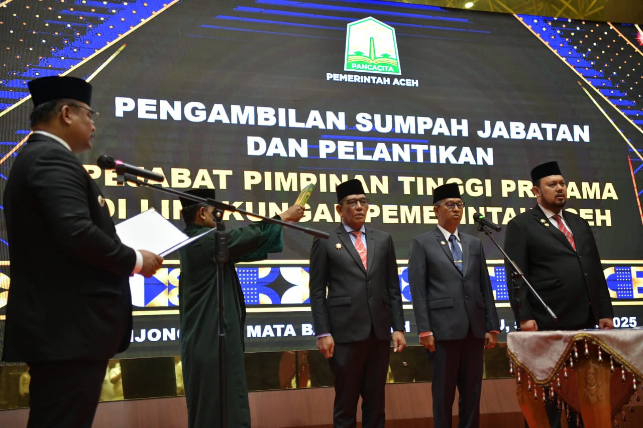 Pj. Gubernur Aceh, Dr. Safrizal, ZA. M. Si Melakukan Pengambilan Sumpah Jabatan dan Pelantikan Pejabat Pimpinan Tinggi Pratama di Lingkungan Pemerintah Aceh di Anjong Monmata, Banda Aceh, Pendopo Gubernur Aceh, Rabu, 05/02/2025.